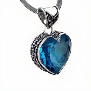 Elegant Blue Heart Pendant Necklace